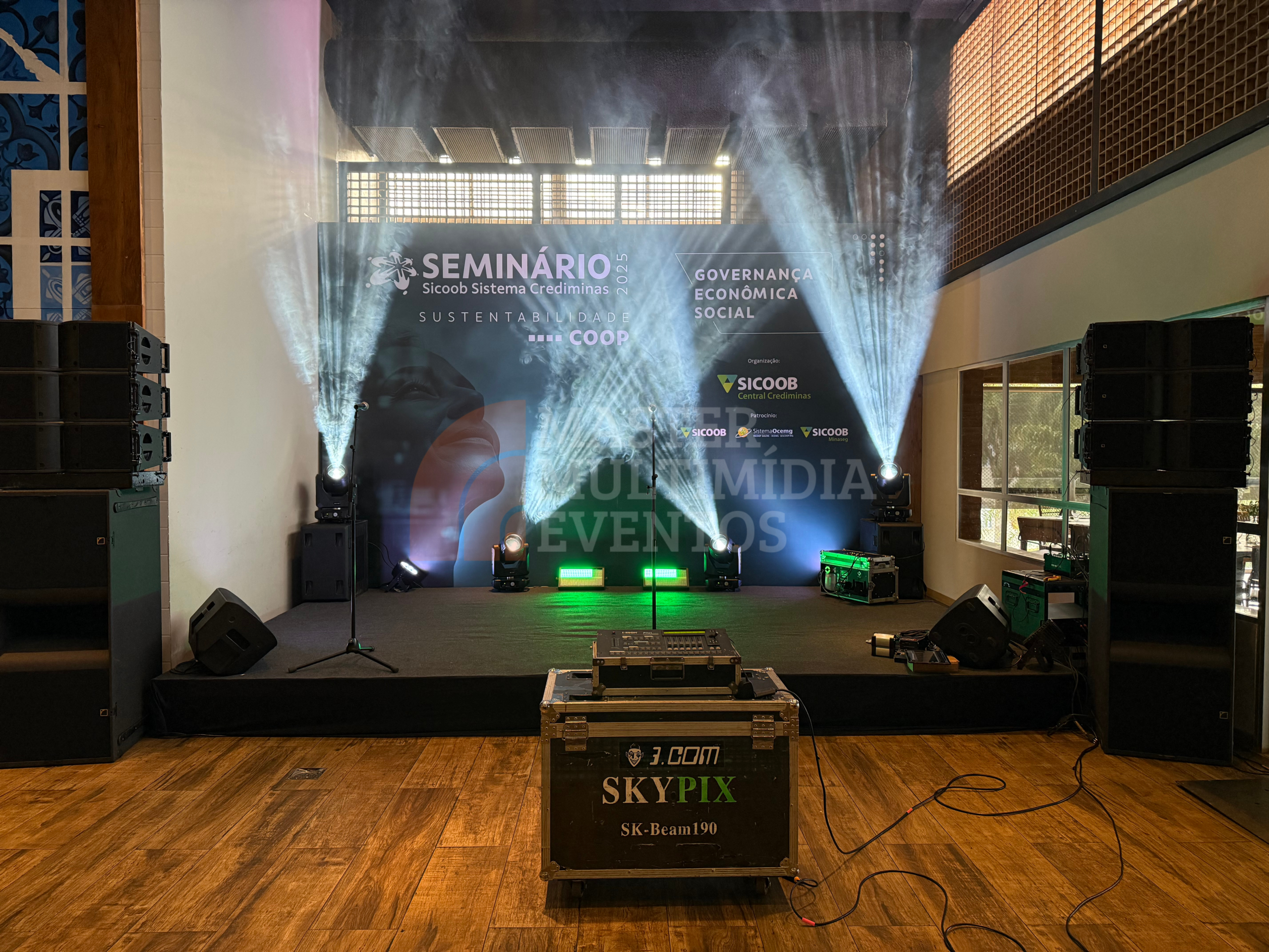 Grande evento corporativo com palco iluminado