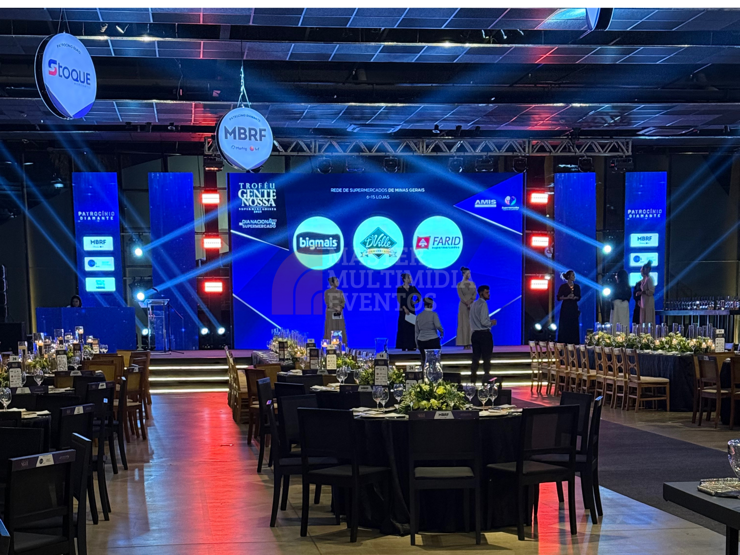 Grande evento corporativo com palco iluminado