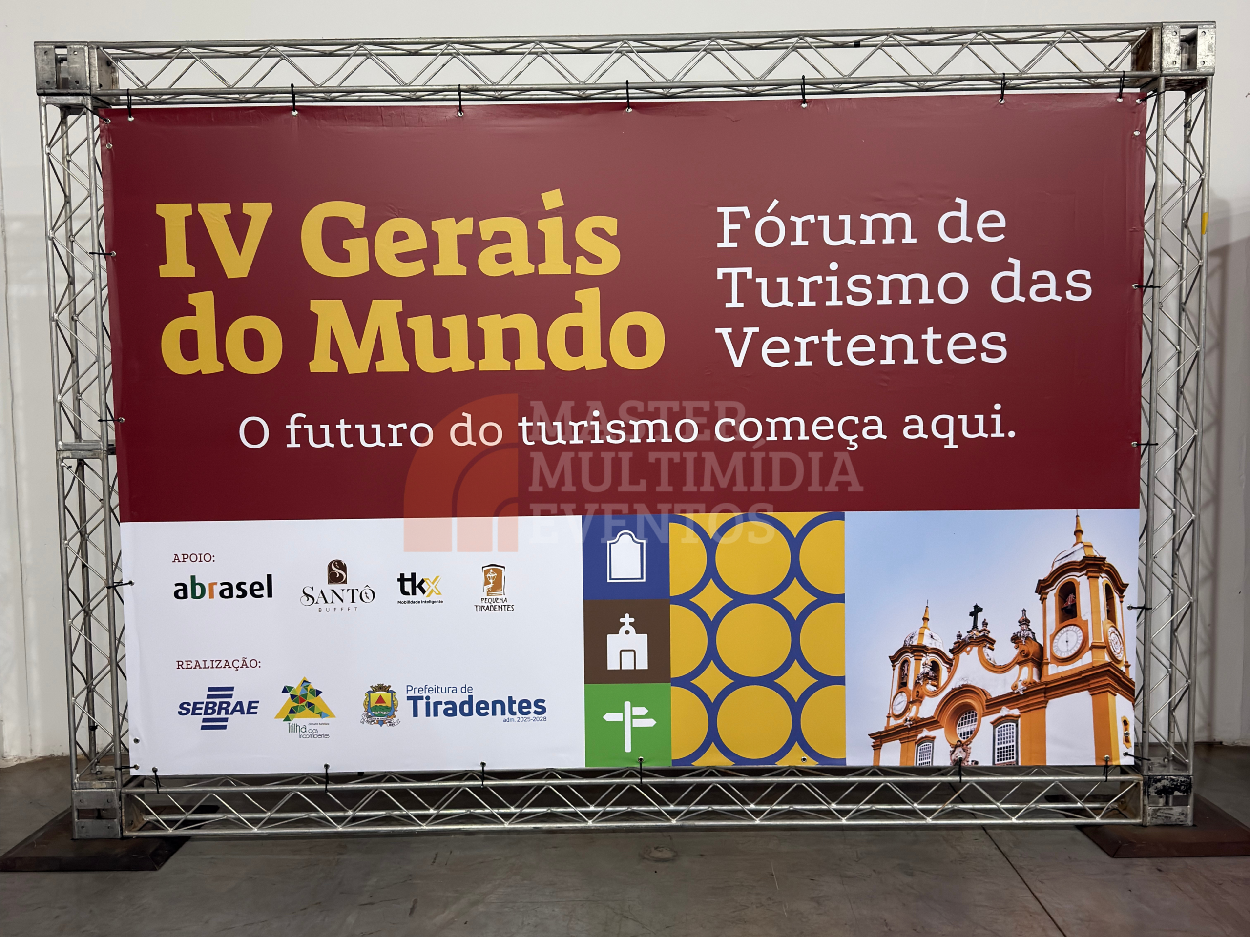 Grande evento corporativo com palco iluminado