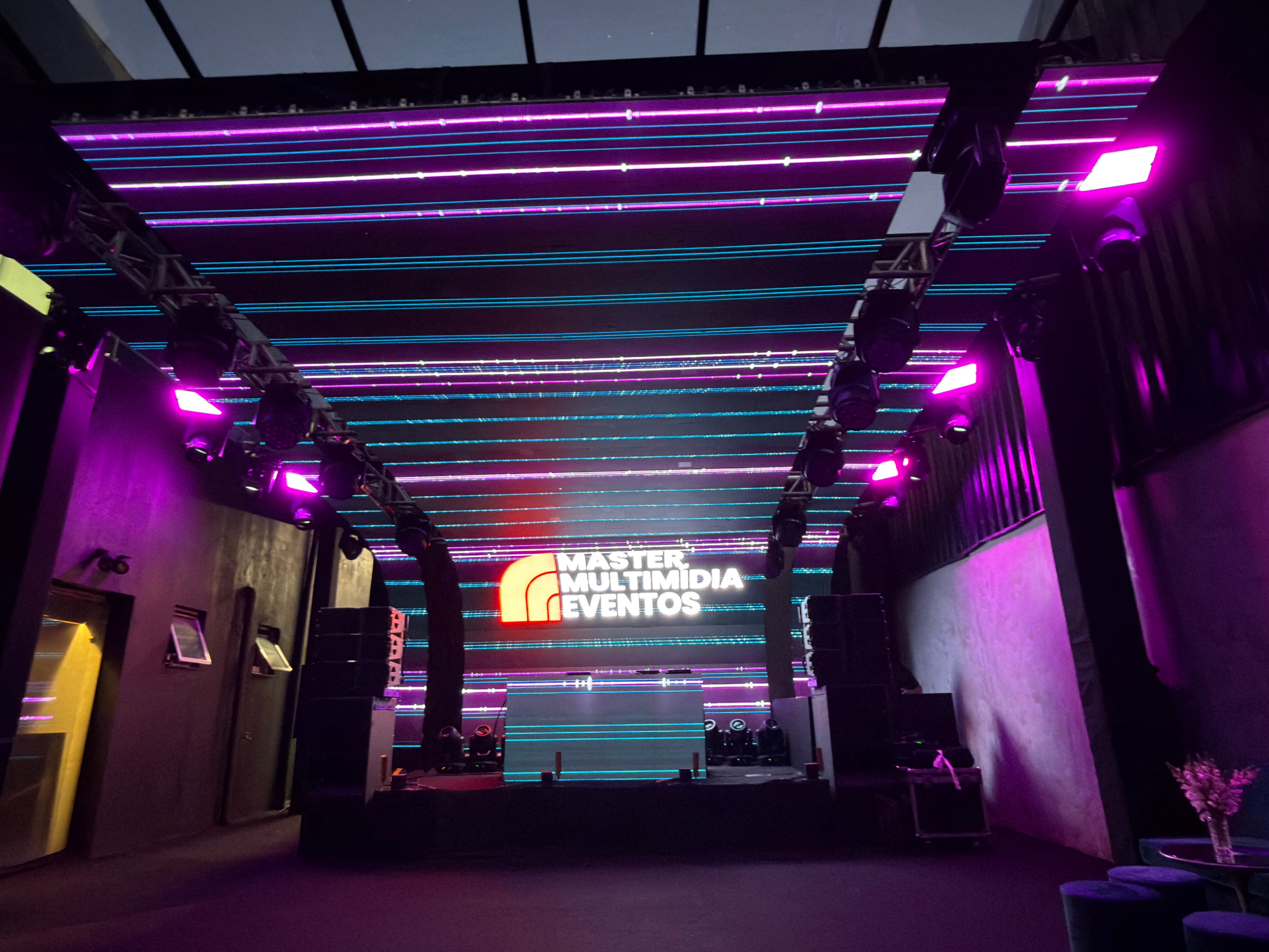 Grande evento corporativo com palco iluminado